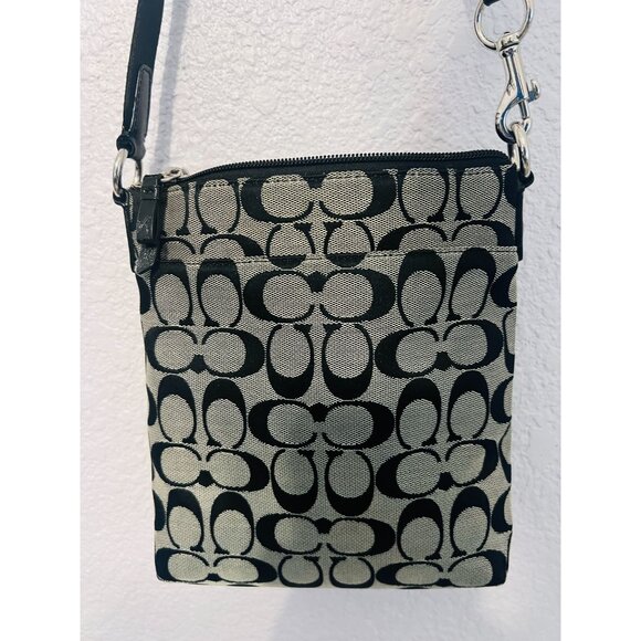 Coach New York Signature Print Crossbody Bag Purse Adjustable Strap Zip Pockets - Picture 2 of 4